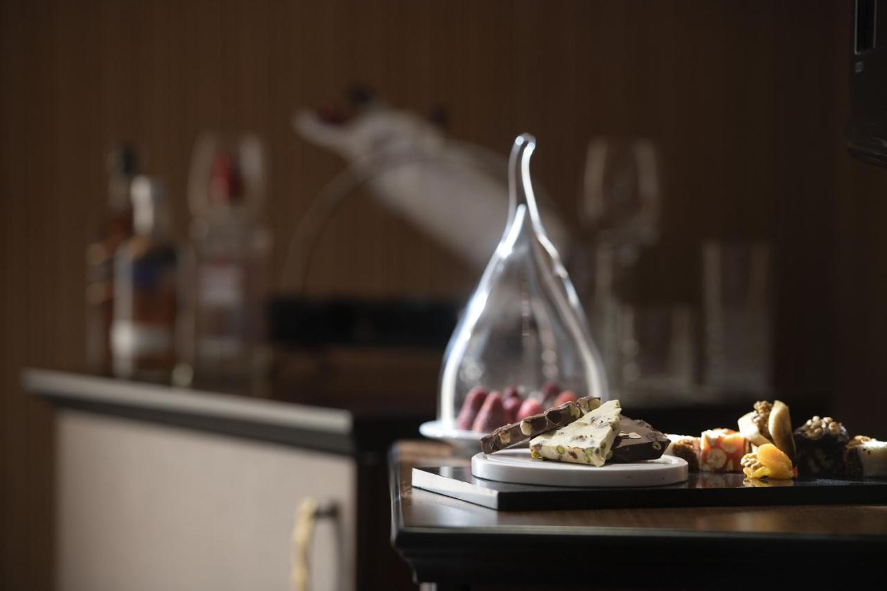 Megasaray Westbeach Antalya Exterior foto A wine decanter