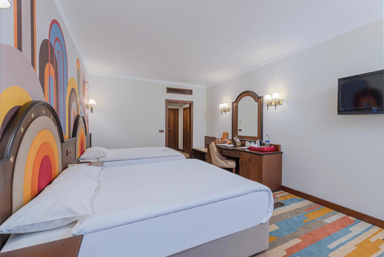 Megasaray Westbeach Antalya Exterior foto A room at the hotel