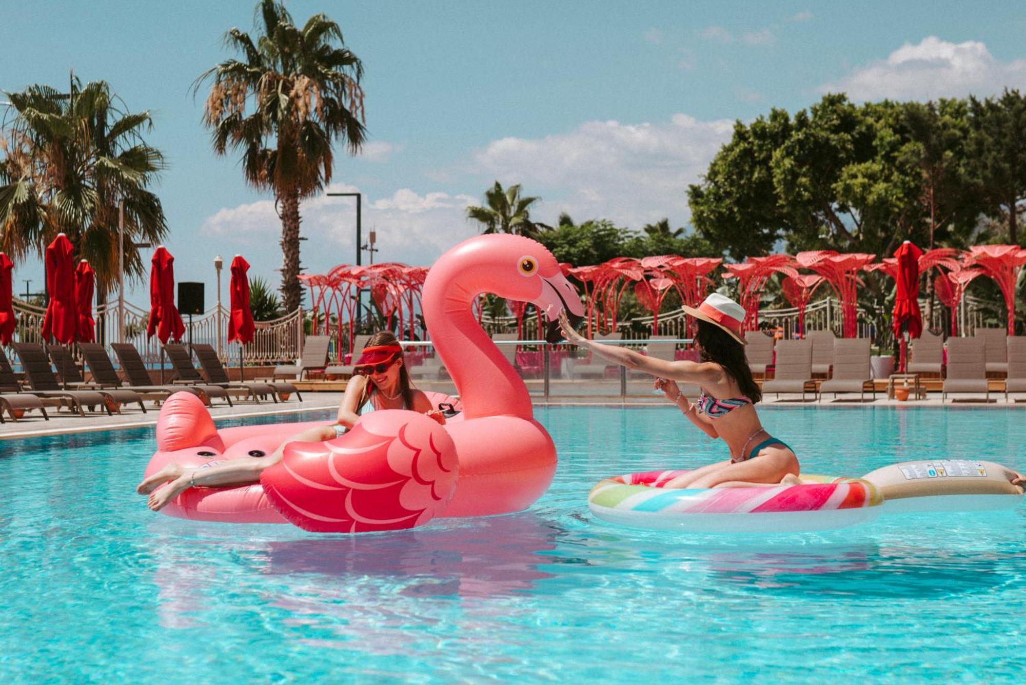Megasaray Westbeach Antalya Exterior foto A pink flamingo float