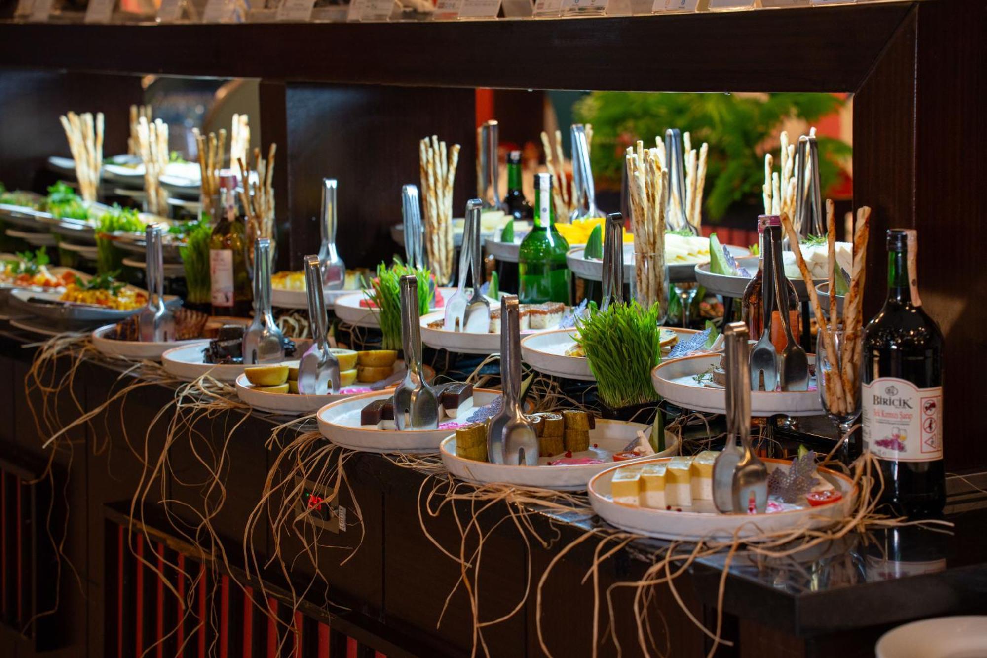 Megasaray Westbeach Antalya Exterior foto A buffet at a restaurant