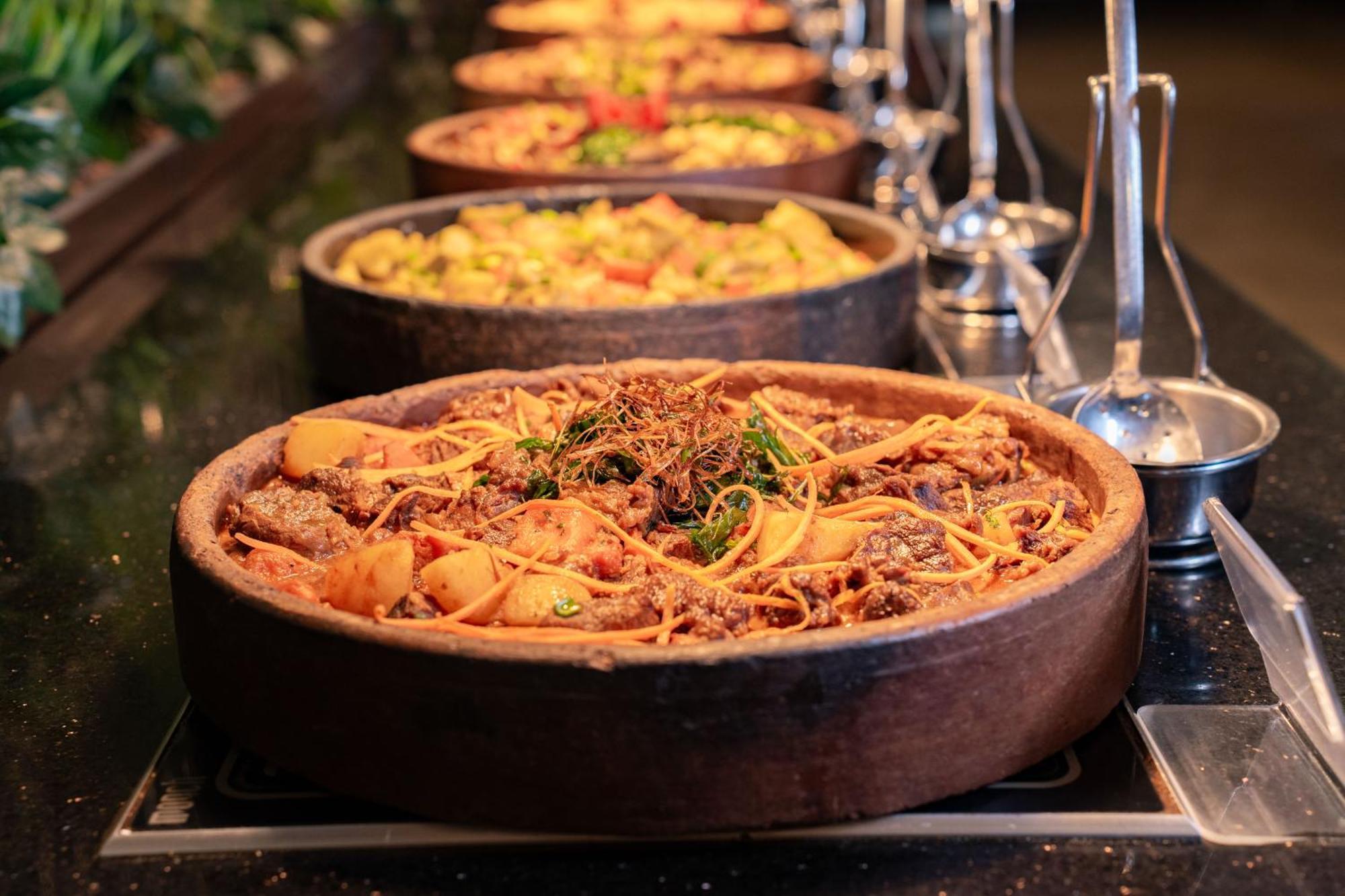 Megasaray Westbeach Antalya Exterior foto A selection of food at a buffet