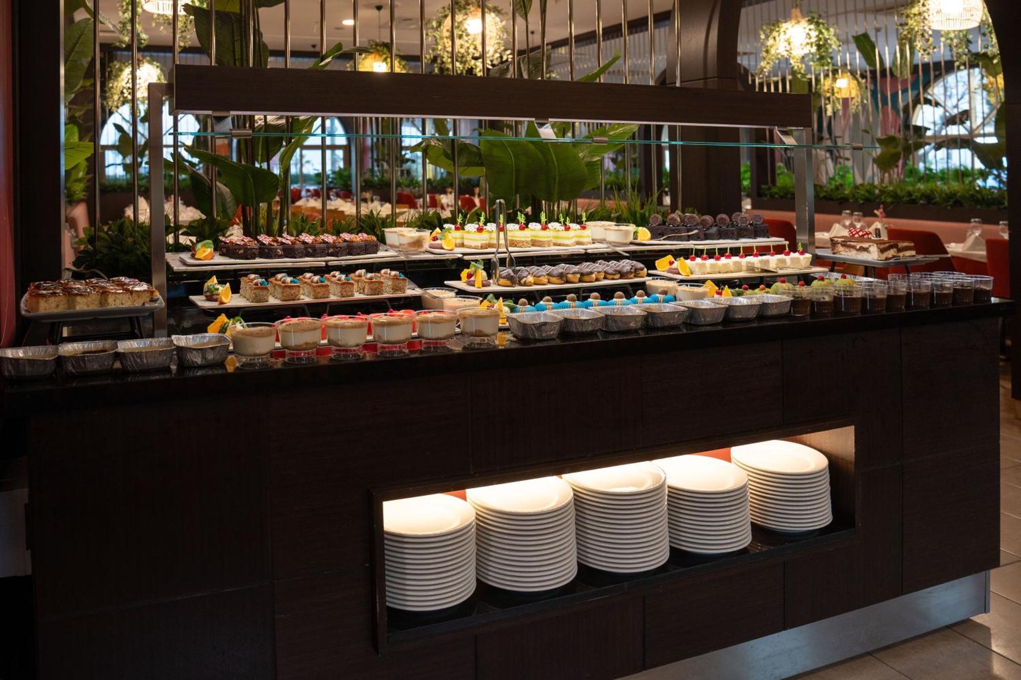 Megasaray Westbeach Antalya Exterior foto A dessert buffet