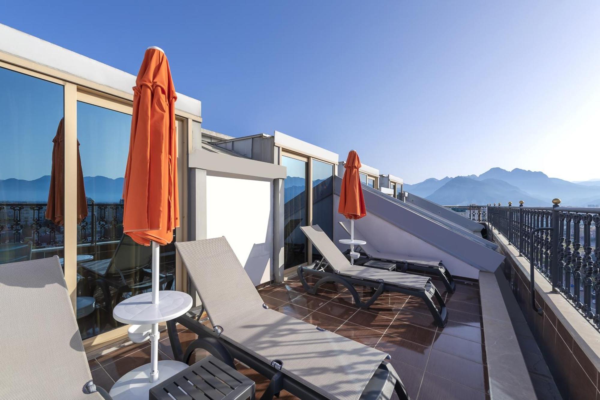 Megasaray Westbeach Antalya Exterior foto The rooftop terrace