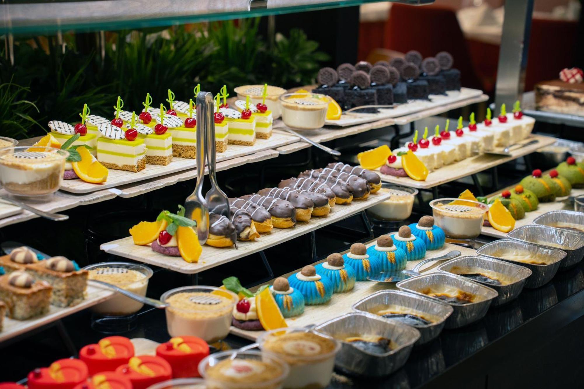 Megasaray Westbeach Antalya Exterior foto A dessert buffet