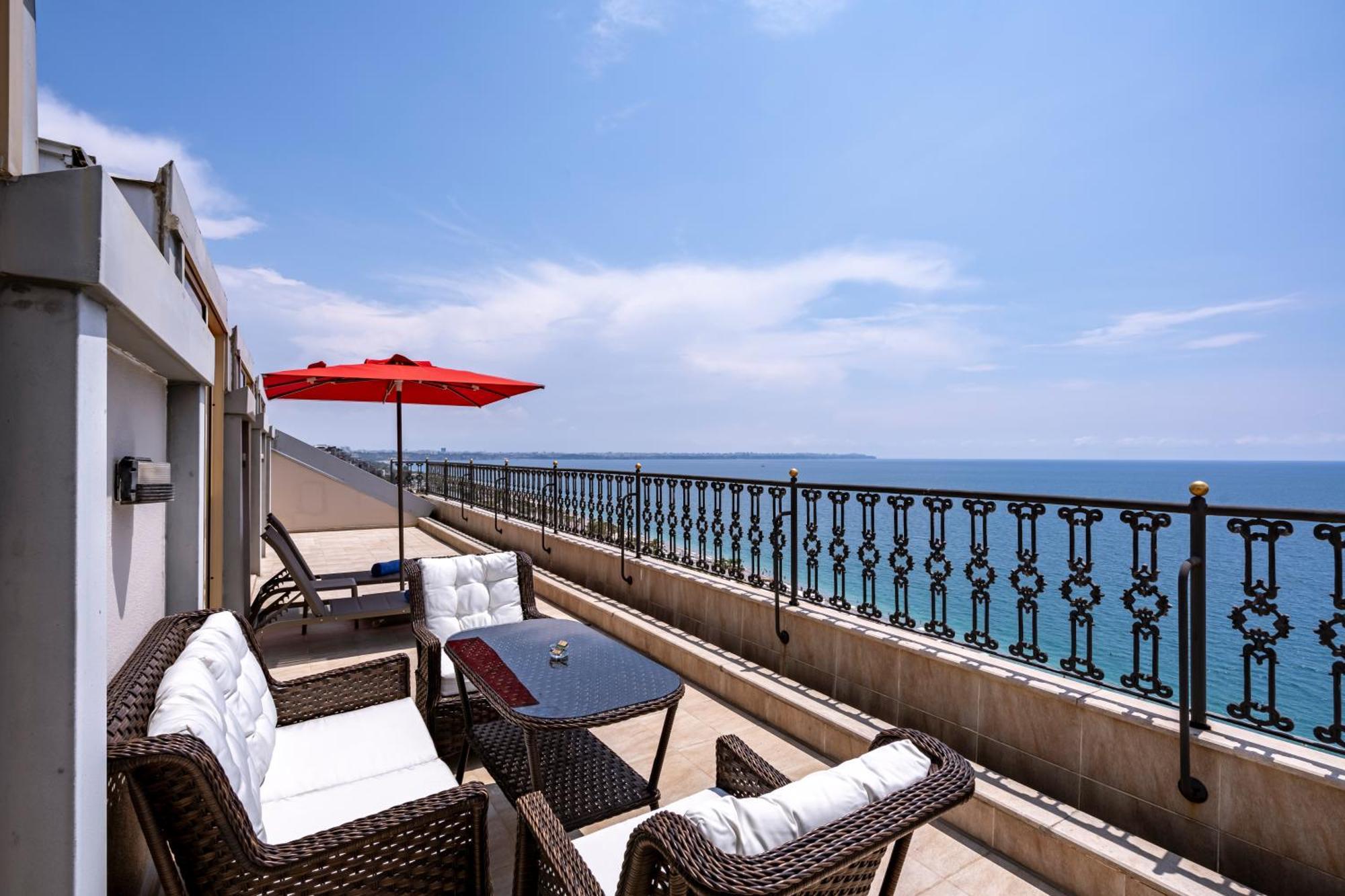 Megasaray Westbeach Antalya Exterior foto The terrace of a suite at the Carlton